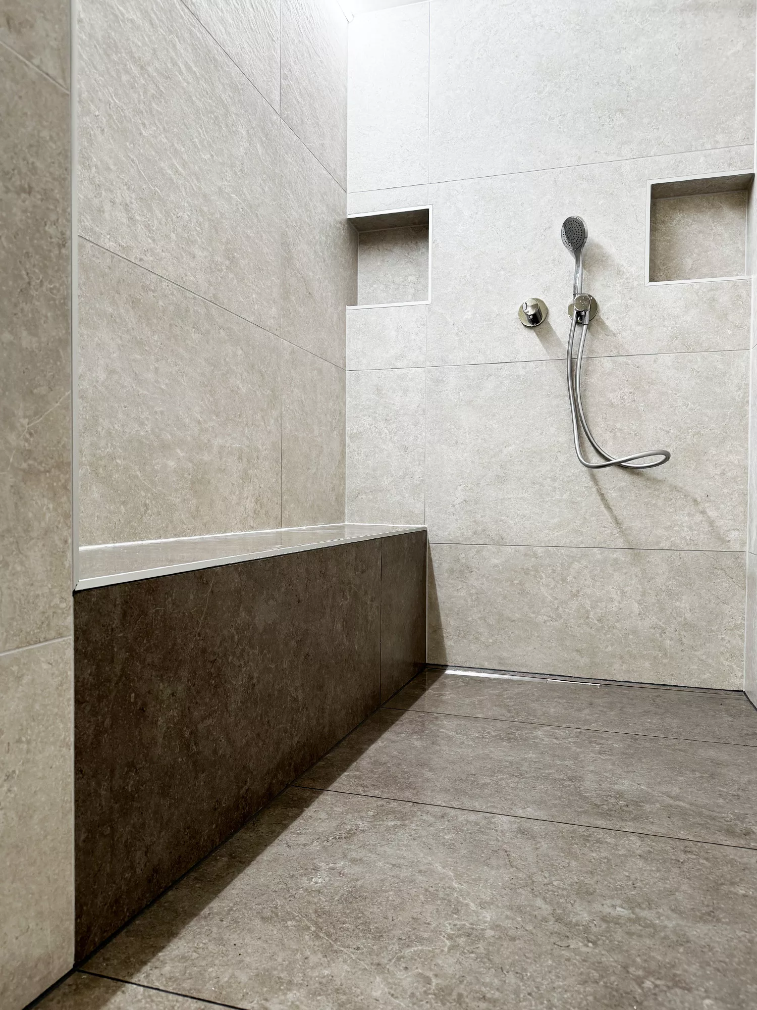 Douche moderne avec niche