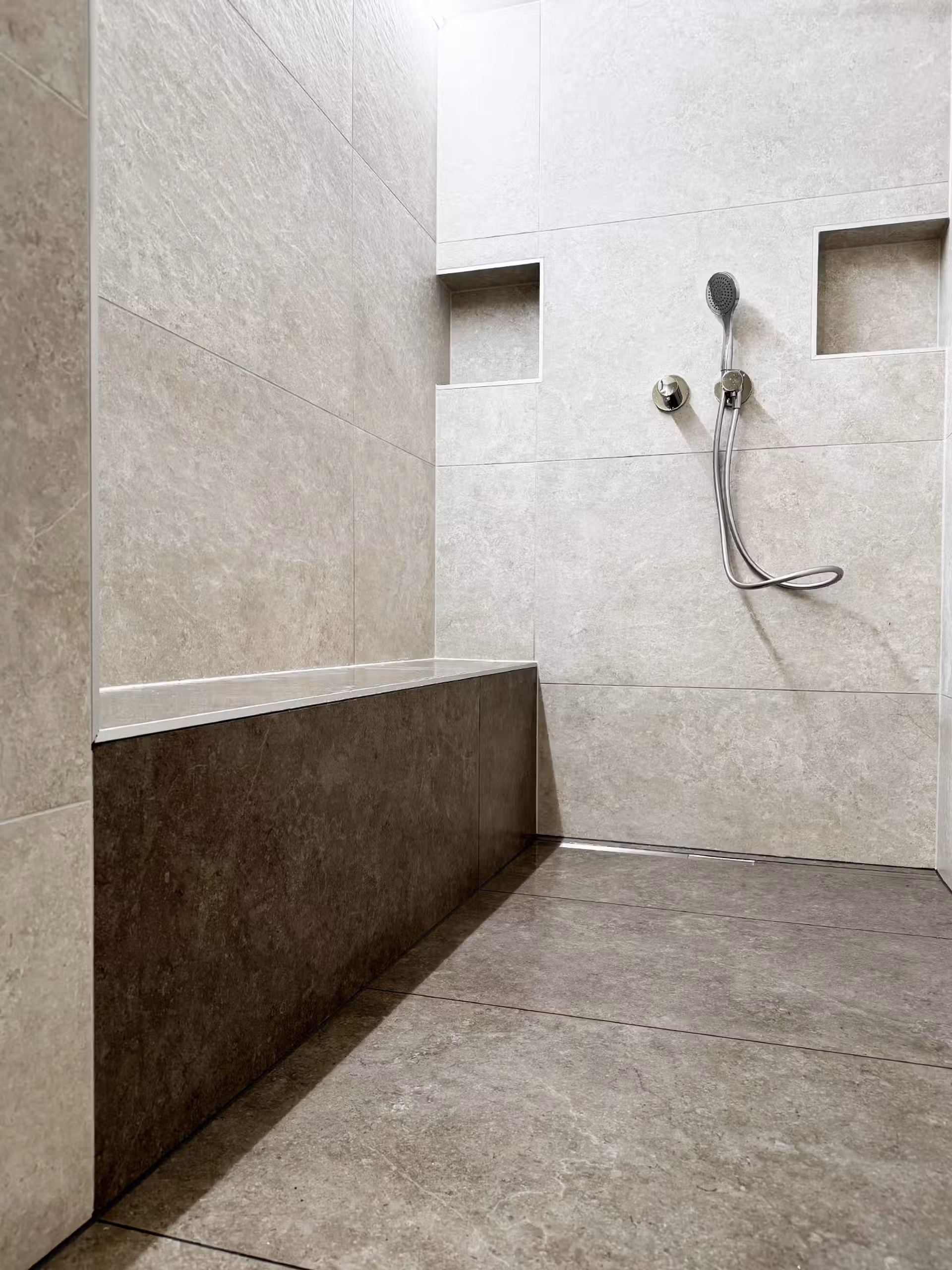 Douche moderne avec niche