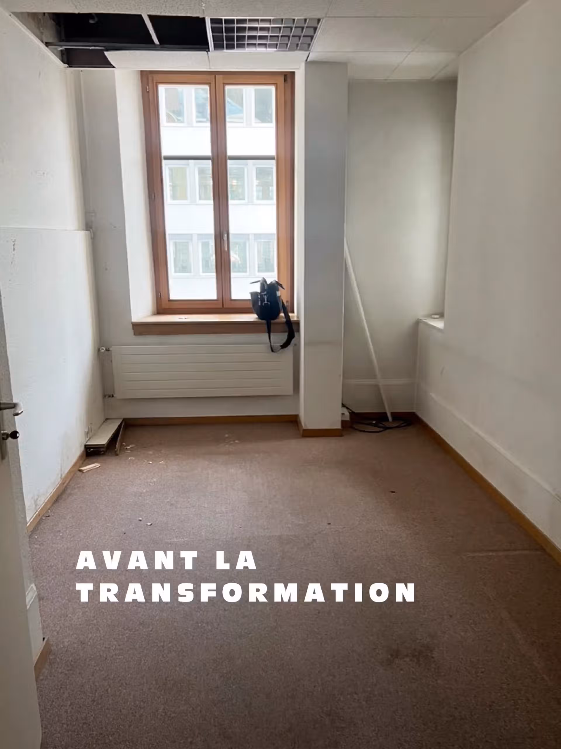 Image d'un bureau vide avant transformation, montrant un espace avec des murs clairs et un sol en moquette.
